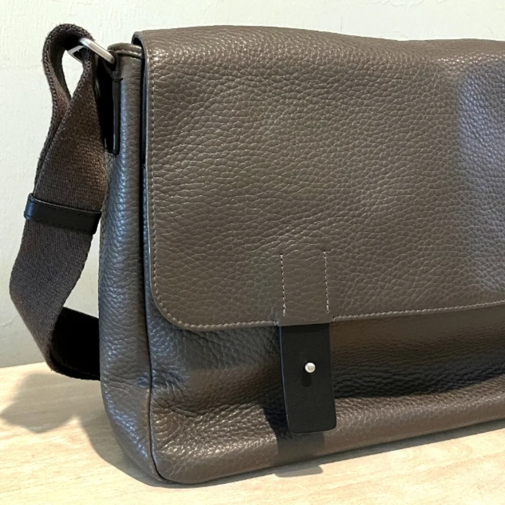 Rare Ecco Unisex Ely Grey Pebbled Leather Messenger Bag is Pristine